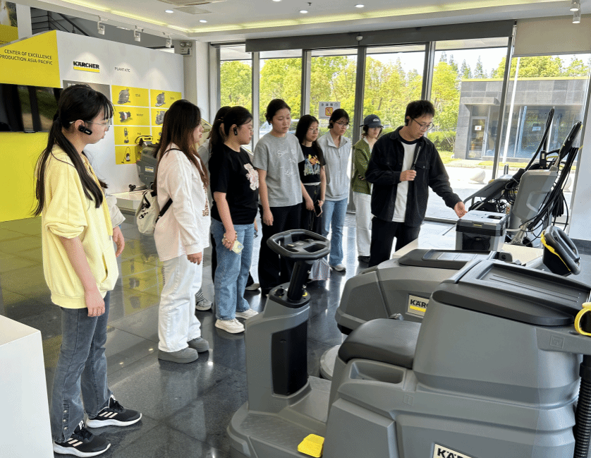 德語專業(yè)學(xué)生赴卡赫開展清潔服務(wù)實踐活動 語言能力與職業(yè)素養(yǎng)的雙重提升